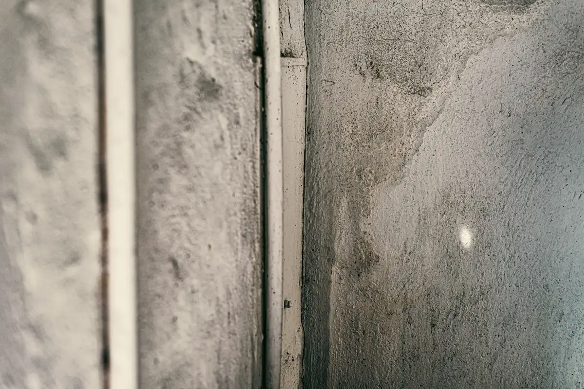 Superficie de pared interior para identificación y análisis de presencia de amianto en paredes