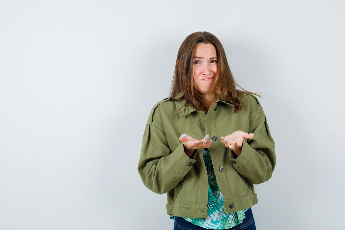 Una clienta con dudas sobre la normativa preguntándose si puede un particular retirar uralita de forma legal