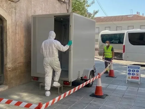 Operario con EPI completo ingresando a la zona sucia de una cabina de descontaminación de amianto de 3 etapas homologada para trabajos con riesgo de exposición