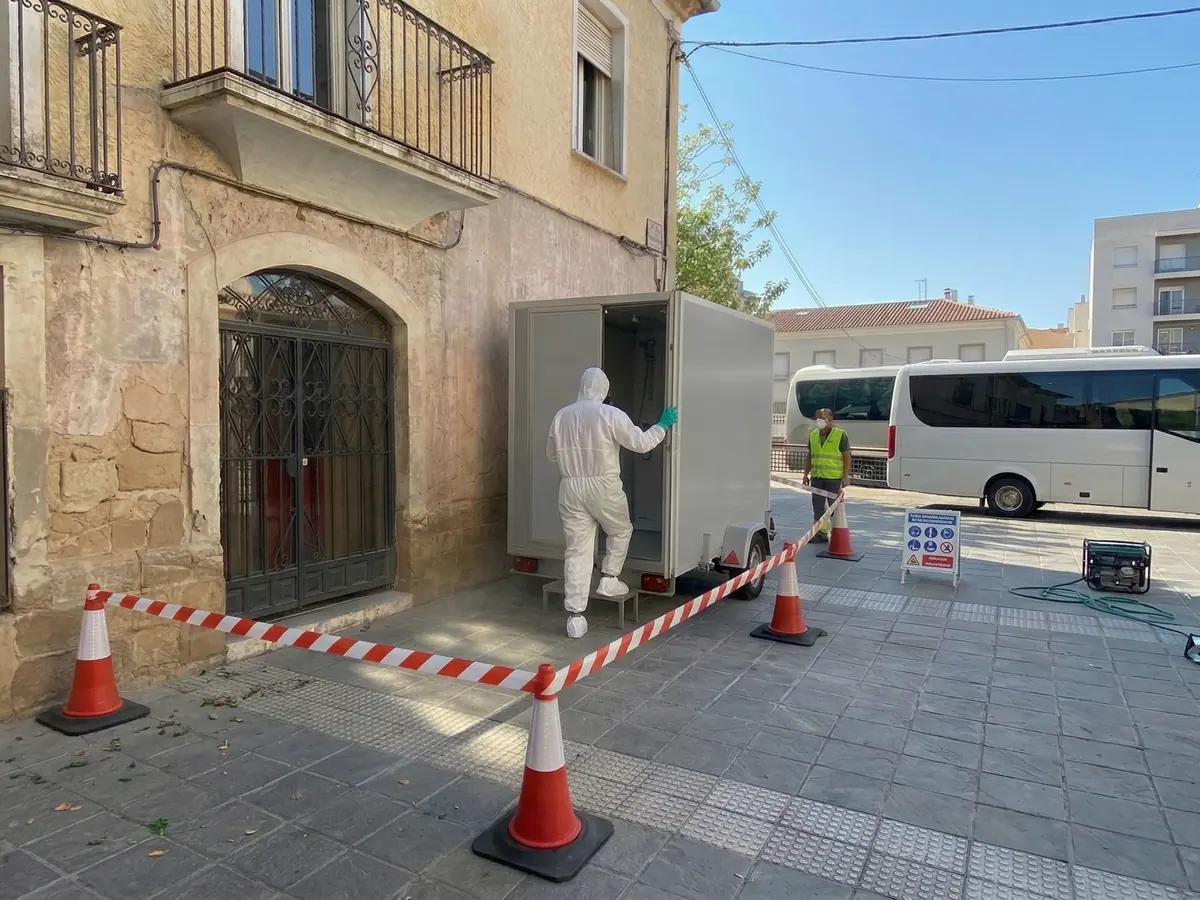 Operario con EPI completo ingresando a la zona sucia de una cabina de descontaminación de amianto de 3 etapas homologada para trabajos con riesgo de exposición